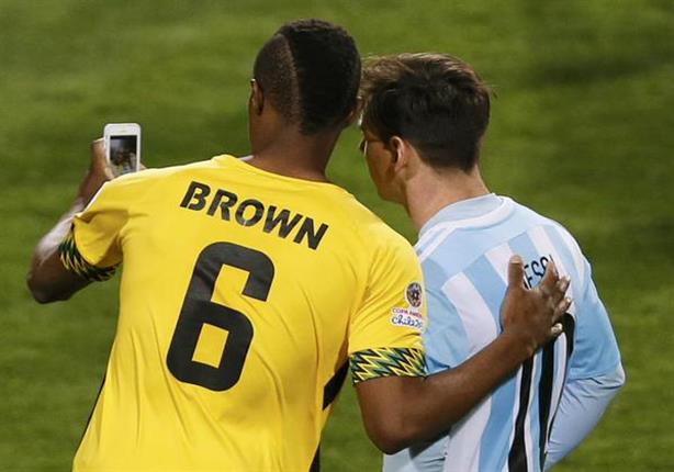 لاعب جامايكا يلتقط صورة سيلفي مع ميسي
