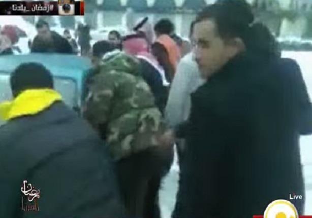 فيديو نادر للملك عبد الله يساعد المواطنين في دفع سيارة تعثرت في الثلج