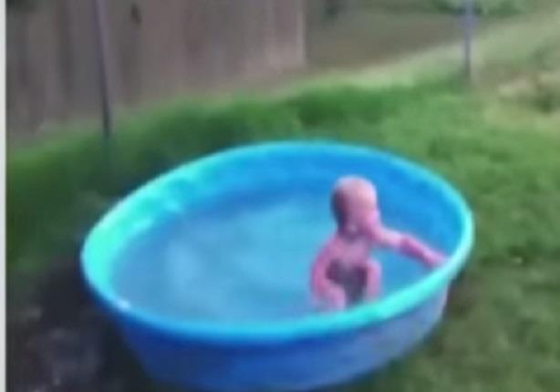 طفل صغير يسقط فى حوض الإستحمام دون خوف أثناء اللعب مع والدته