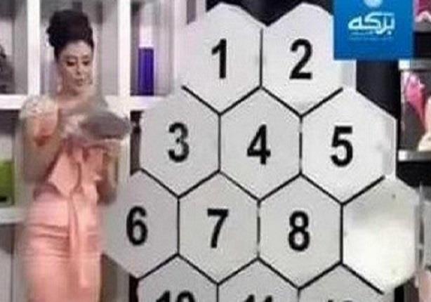  مذيعة كويتية تسقط على الأرض أثناء تقديم البرنامج على الهواء 