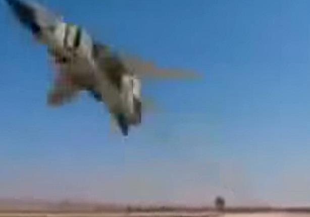 طائرة حربية تكاد أن تدهس مجموعة من الرجال في ليبيا