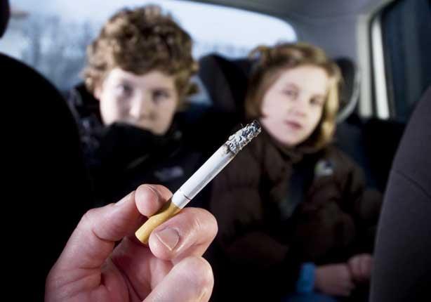 دراسة ستجعلك تتوقف عن التدخين بالقرب من أطفالك.. تهدد أبصارهم