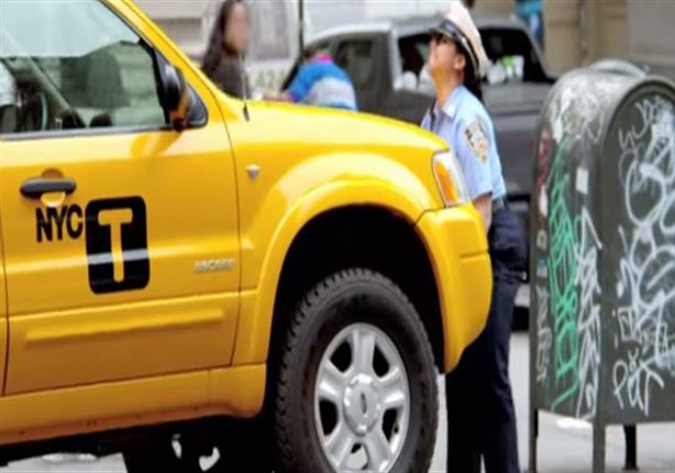 شرطية تقوم برفع سيارة أجرة عن الأرض بذراعيها دون عناء