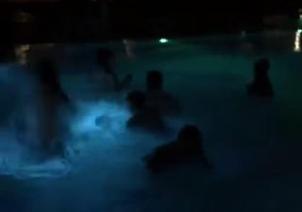 لاعبو الزمالك يقفزون في حمام السباحة احتفالا بالدوري