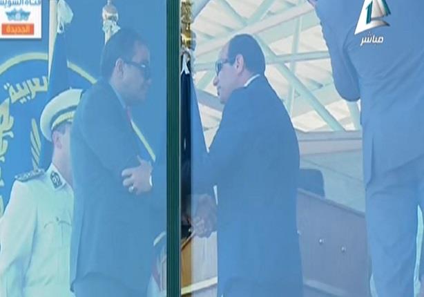 السيسى يقبل رأس العقيد ساطع النعمانى في مشهد مؤثر باكاديمية الشرطة
