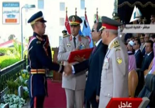 الرئيس السيسي يقلد أوائل خريجي الكليات والمعاهد العسكرية أنواط الواجب 