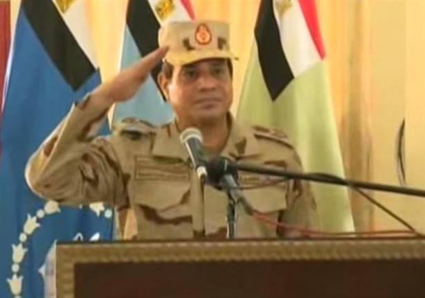 بالفيديو- السيسى يؤدى التحية العسكرية للجنود وأُسر الشهداء