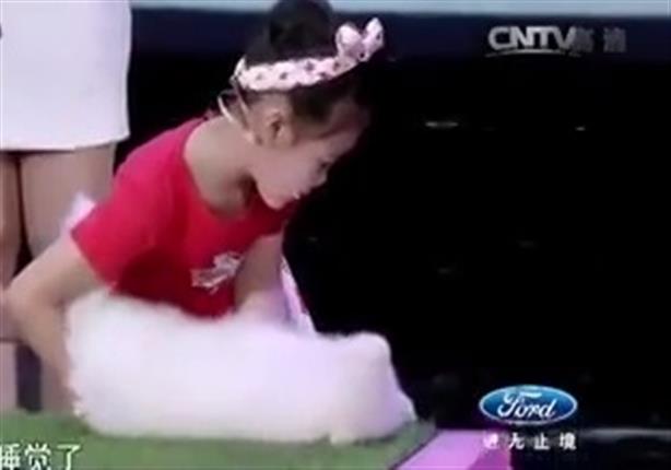 طفلة صينية تنوم الحيوانات مغناطيسيا وتجبرهم على السكوت