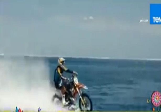لأول مرة ..مغامر يعبر مياة المحيط بـ"الدراجة النارية"