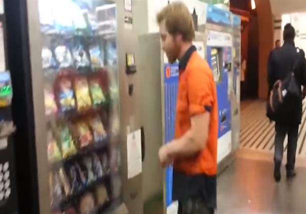 فيديو متداول...رد فعل شاب جائع بعد رفض الآلة إخراج طعامه