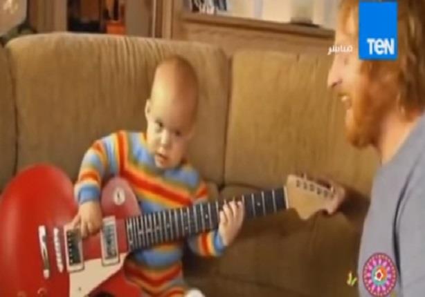 فيدو لطفل رضيع يعزف على الجيتار بإحترافية