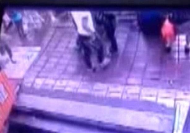 بالفيديو.. حفرة عملاقة تبتلع 4 أشخاص في الصين