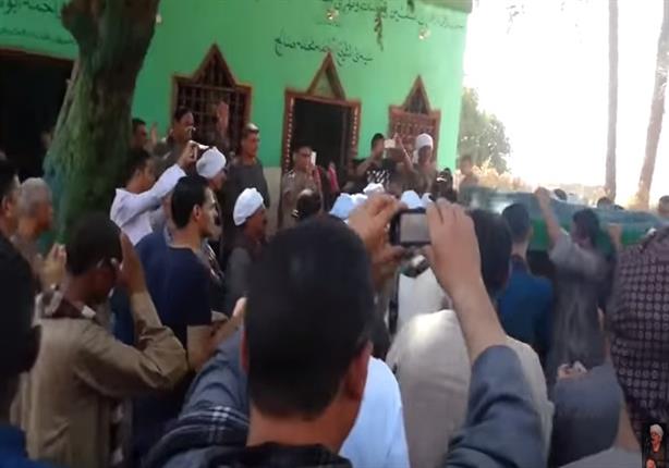 بالفيديو - جنازة بالطبل والمزمار لـ "محمد صالح" ولي الله في سوهاج