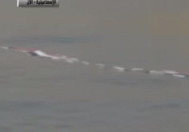 بالفيديو العلم المصري يسبح ويطفو على مياه قناة السويس الجديدة