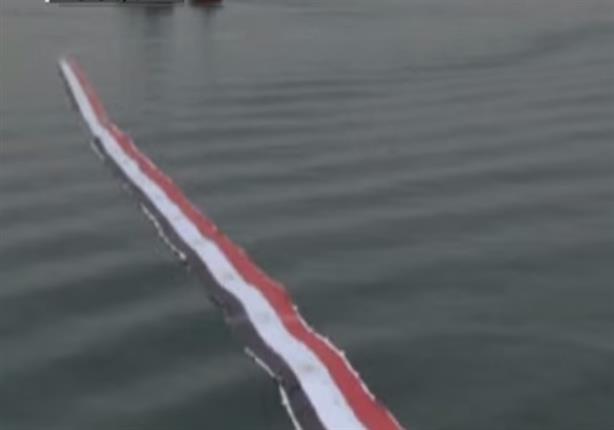 العلم المصري يطفو على مياه قناة السويس الجديدة