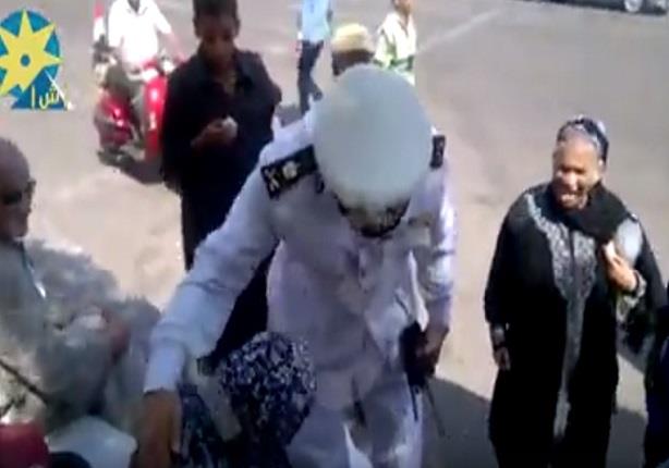 أحد القادة الميدانيين يطمئن علي صحة سيدة بعد شعورها بالتعب أثناء الإحتفالات بالتحرير