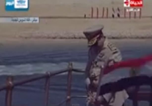 الرئيس السيسي يحيي طفلاً على يخت المحروسة بقناة السويس