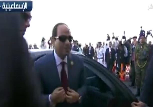  وصول الرئيس السيسى إلى منصة الإحتفال بـ "الزي المدنى" لإفتتاح قناة السويس
