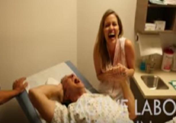 رجل يختبر آلام الولادة وزوجته تصاب بنوبة ضحك