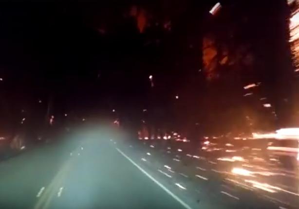 سائق يقود سيارته وسط حريق غابات في ولاية كاليفورنيا الأمريكية
