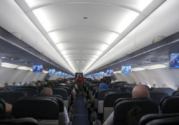مضيف طيران "ينام" أثناء تقديم تعليمات السلامة للمسافرين