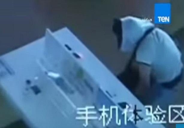 كاميرات المراقبة تتمكن من رصد حرامى يسرق محل هواتف محمولة في الصين