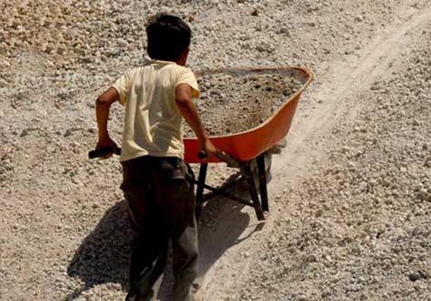 "طفل البلدوزر" إحدى صور استغلال عمالة الأطفال.. فيديو