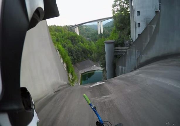 سائق دراجة يهبط عن قمة سد ارتفاعه 200 متر
