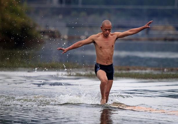 صيني يمشي على الماء مسافة ١٢٥ متر ويدخل موسوعة «جينيس»