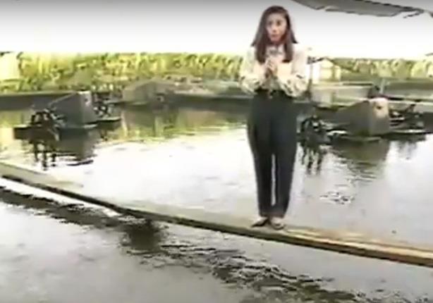 مذيعة يابانية تسقط على الهواء مباشرة في بحيرة مليئة بالأسماك