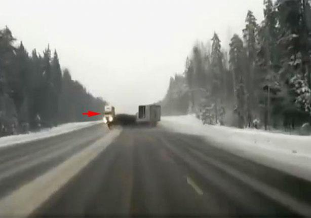 كاميرا توثق حادث تصادم سيارة نقل ضخمة بسب الثلوج