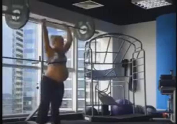 امرأة حامل تمارس رياضة رفع الأثقال