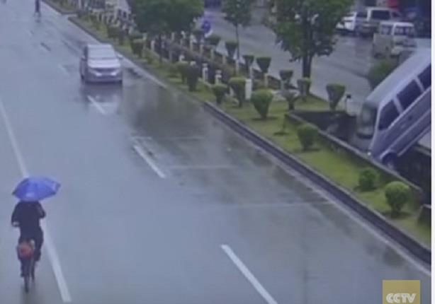 كاميرا مراقبة تسجل سقوط سيارة بقناة مائية في الصين