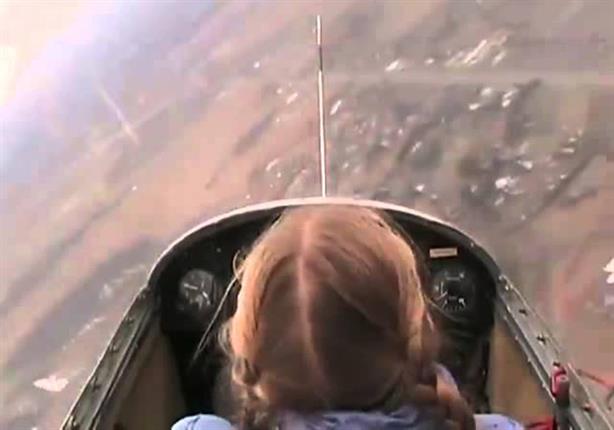 بالفيديو.. رد فعل رائع لطفلة تحلق بطائرة للمرة الأولى