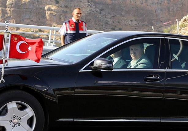 بالفيديو.. أردوغان يقود سيارته احتفالاً بافتتاح أول نفق أسفل البسفور