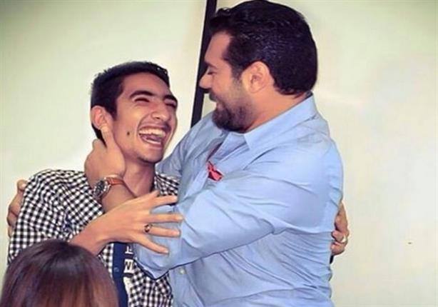 بالفيديو - عمرو يوسف يحتضن شاباً سأله "إيه اللي يثبت إنك بجد؟"
