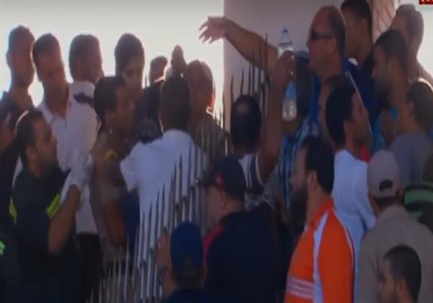 بالفيديو- حادث مؤلم لمشجع حاول عبور سياج ستاد كفر الشيخ