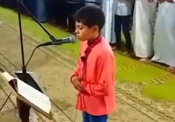 طفل يؤم المصلين فى غزة بصوت كأنه من السماء
