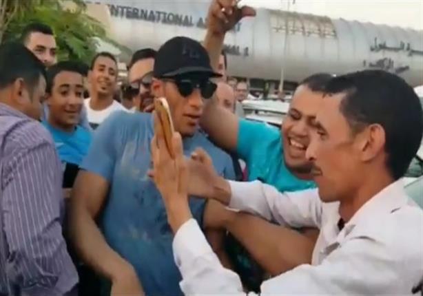 توافد العشرات على "محمد رمضان" لحظة وصوله مطار القاهرة