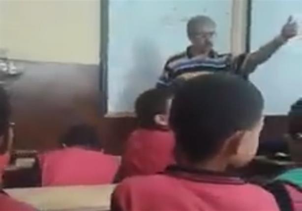 بالفيديو- مدرس يعتدي بالضرب المبرح على طالب بسبب "ورقة"