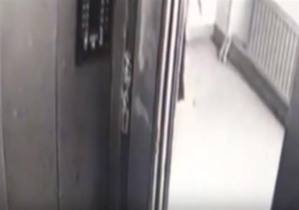 بالفيديو- مغتصب روسي يختطف امرأة من داخل المصعد ويعتدي عليها