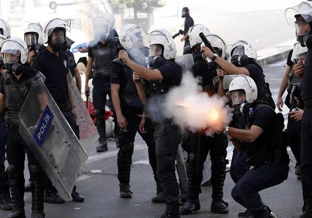 أمريكا.. الشرطة تطلق الغاز على طلاب كاليفورنيا المنددين بالعدوان الإسرائيلي- فيديو
