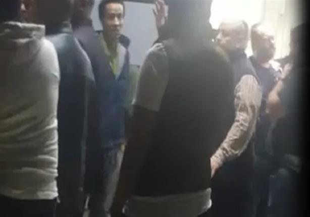 بالفيديو- أشرف زكي يمنع الصحفيين من التصوير بمستشفى الصفا حيث يرقد "الساحر"