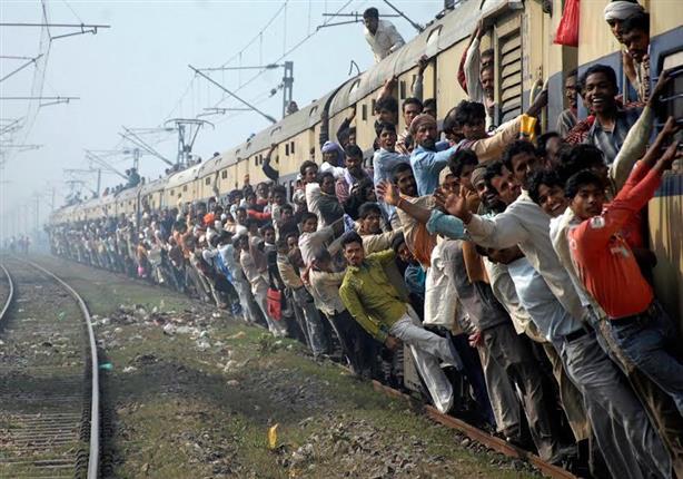 خروج قطار عن مساره بعد انشغال موظف بالسكة الحديد بالهاتف في الهند (فيديو)
