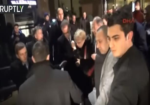 بالفيديو - لحظة إجلاء زوجة السفير الروسي في أنقرة من موقع الهجوم عليه
