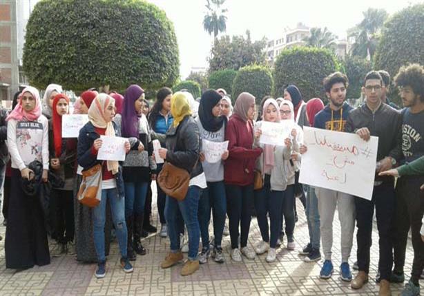 وقفة لطلاب "التجريبية" بالدقهلية ضد قرار امتحان المواد باللغة الإنجليزية وقفة لطلاب "التجريبية" بالدقهلية ضد قرار امتحان المواد باللغة الإنجليزية