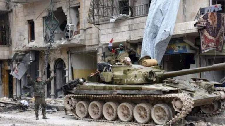 على الهواء مباشرة.. دبابة عسكرية تدهس مراسل صحفي في حلب 