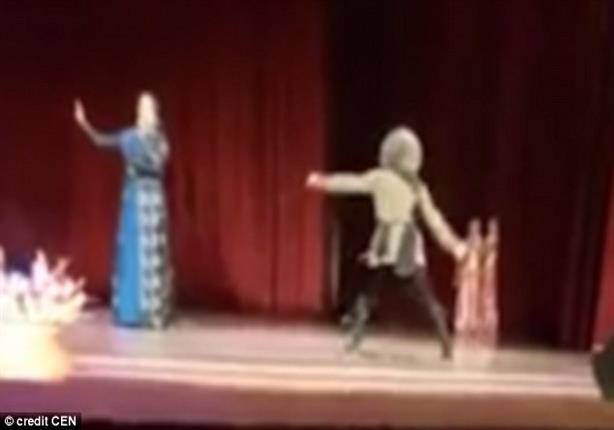 وفاة راقص أثناء عرض مسرحي.. والجمهور يصفق إعجابًا بالمشهد - فيديو