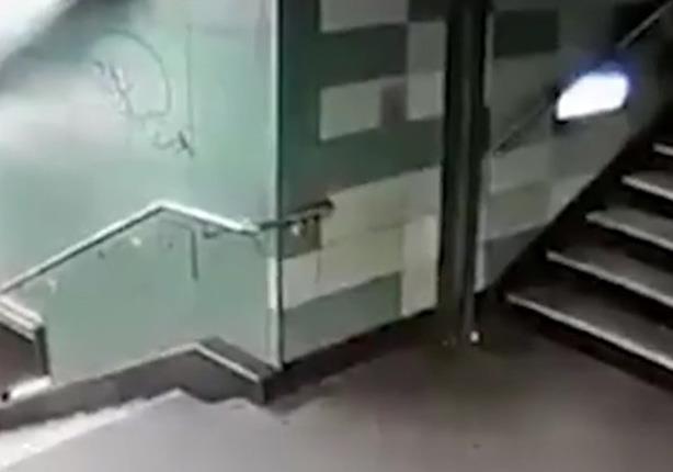 شاب متهور يركل فتاة ويطرحها أرضاً في محطة مترو بألمانيا 