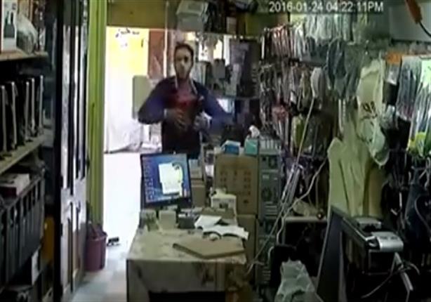 بالفيديو- "بائعة" تتصرف بذكاء للقبض علي لص داخل المحل